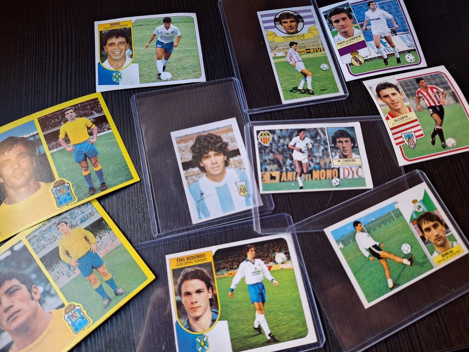 Colección de cromos de fútbol protegidos en fundas